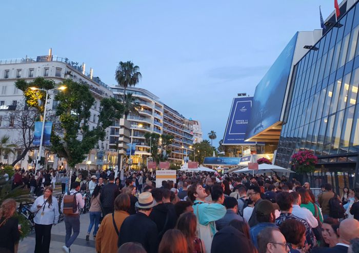 19일(현지시각) 칸영화제가 열리고 있는 팔레 데 페스티벌 건물에서 영화 ‘The Substance’ 관람 입장위해 대기중인 관객들. [김유태 기자]