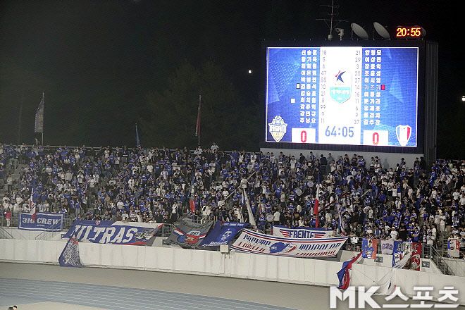 충청남도 아산까지 원정 응원 온 수원 삼성 팬들. 사진=이근승 기자