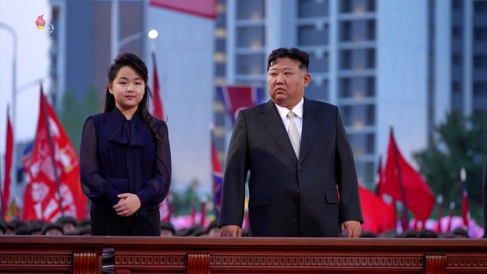 북한 수도 평양의 북쪽에 새로운 거리인 ‘전위거리’가 완공돼 지난 14일 김정은 국무위원장과 딸 주애가 참석한 가운데 준공식이 열렸다고 조선중앙TV가 15일 보도했다.[사진출처 = 연합뉴스]