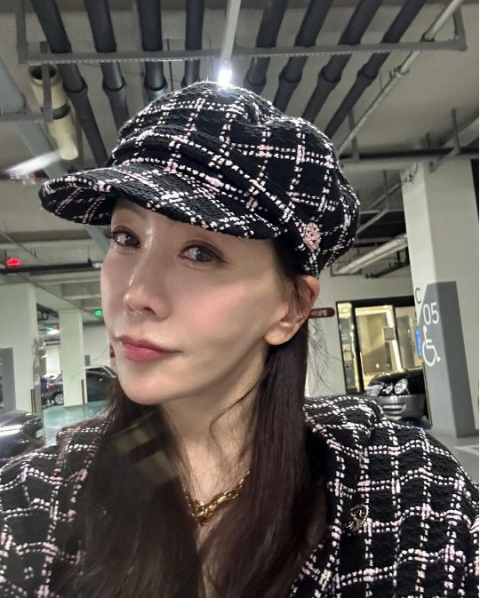 김정은이 이혜영 미술 전시회를 축하하기 위해 참석했다.사진=김정은 SNS