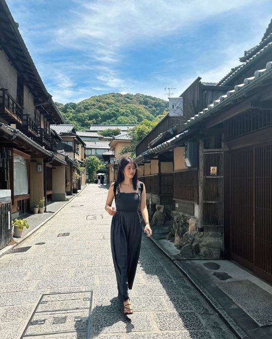 서동주의 심플한 스타일은 전통적인 일본의 건축 배경과 대비되어 현대적인 감각과 전통적인 환경이 어우러지는 독특한 조화를 이루었다.사진=서동주 SNS