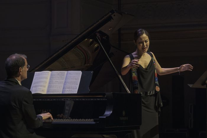 프랑스 파리에서 진행한  ‘봄의 음악 축제, 파리의 한국’ 무대에서 소프라노 박혜상, 베이스 고경일, 피아노 제프 코헨, 파리챔버오케스트라가 함께 그랜드 갈라 클래식 공연을 하는 모습. 한국국제문화교류진흥원