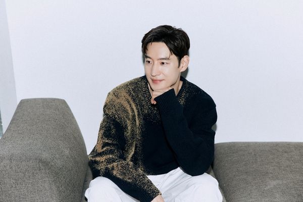 ‘전설의 수사반장’ 박영한의 젊은 시절을 연기하는 것은 배우로서 부담이 될 수밖에 없었지만 ‘처음부터 완벽하지는 않았을’ 박영한 형사의 성장을 성실하게 그려낸 이제훈은 ‘수사반장’을 기억하는 세대에는 선물과 같은 추억을, 이를 알지 못하는 세대에게는 신선한 재미를 선사해 왔다. / 사진 = 컴퍼니온