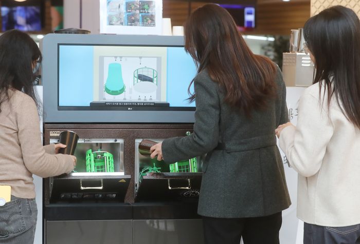 사진은 기사 내용과 관련이 없음. 지난 3월 송파구청 직원들이 서울 송파구청에 설치된 텀블러 살균세척기를 이용하고 있다.[사진제공=연합뉴스]