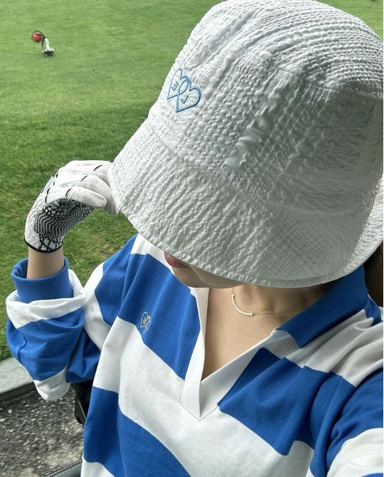 백지영이 클래식하면서도 캐주얼한 느낌을 주는 골프 패션을 소화했다.사진=백지영 SNS