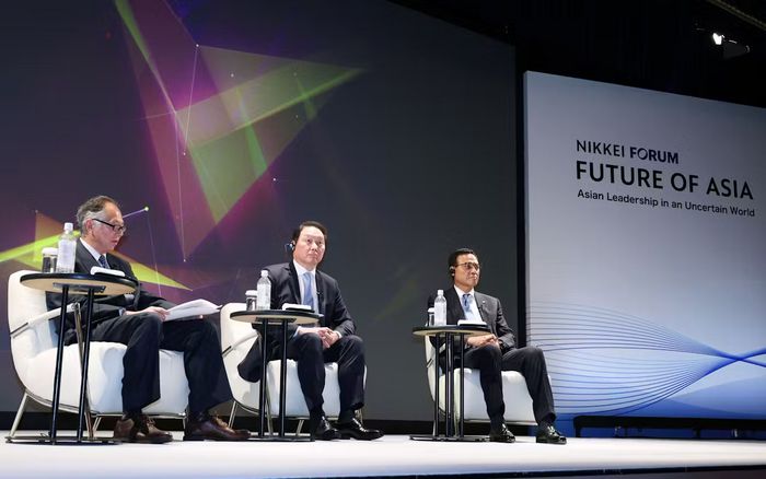최태원 SK그룹 회장(가운데)이 닛케이 주최 ‘아시아의 미래’ 포럼에 참석해 연설하고 있다. [닛케이]