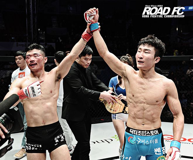 최무겸(왼쪽)이 만장일치 판정패로 페더급 타이틀 4차 방어가 무산되자 이정영(오른쪽)을 후계자로 소개하고 있다. 가운데는 챔피언 벨트를 준비하는 당시 김대환 대표. 사진=로드FC 제공