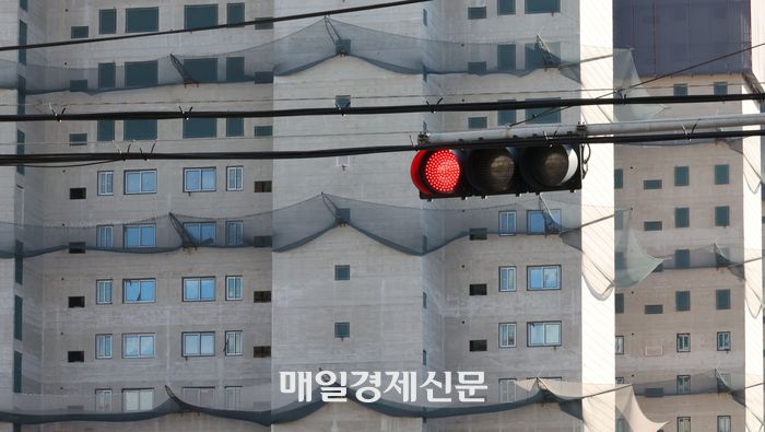 부동산 프로젝트파이낸싱(PF) 대출 기피로 건설업체들의 회사채 발행을 통한 자금 확보에 비상이 걸렸다. 이런 가운데 증권·보험·캐피탈사의 PF 용역수수료 산정 관련 기준이 미흡하거나 차주에게 불리한 계약 조건을 부과하는 사례 등이 발견돼 금융당국에 방안 마련에 나섰다. [이승환 기자]