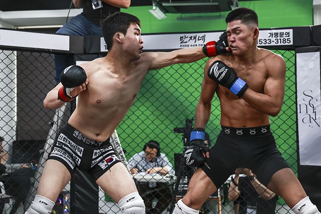 김채현(왼쪽)이 뽀빠이연합의원KMMA18 대구대회 메인이벤트로 열린 제2대 페더급 챔피언 결정전에서 김우빈한테 강력한 레프트훅을 적중시키고 있다. 사진=스탠다드앤드프로그레스 스포츠에이전시 제공