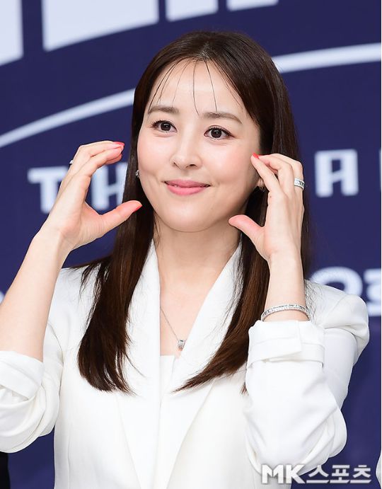 한혜진은 자연스러운 스트레이트 헤어스타일을 통해 우아한 이미지를 완성했다.사진=MK스포츠 DB