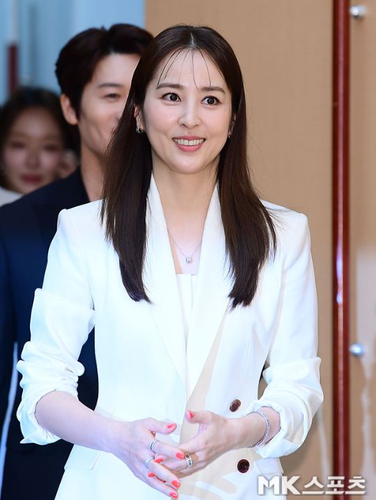 한혜진은 심플한 실버 액세서리와 핑크 레드 네일을 더해 전체적인 룩에 생기를 불어넣었다. 사진=MK스포츠 DB