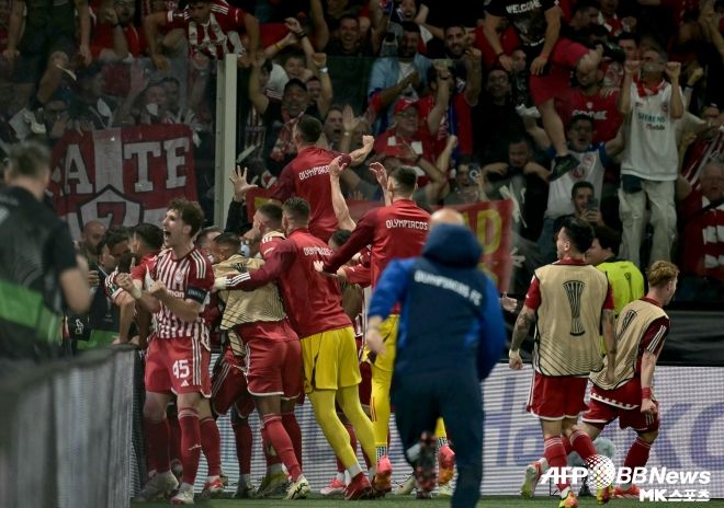 올림피아코스는 30일(한국시간) 그리스 아테네의 AEK 아레나에서 열린 피오렌티나와의 2023-24 유럽축구연맹(UEFA) 유로파 컨퍼런스리그 결승에서 연장 혈전 끝 1-0으로 승리, 우승을 달성했다. 사진(아테네 그리스)=AFPBBNews=News1