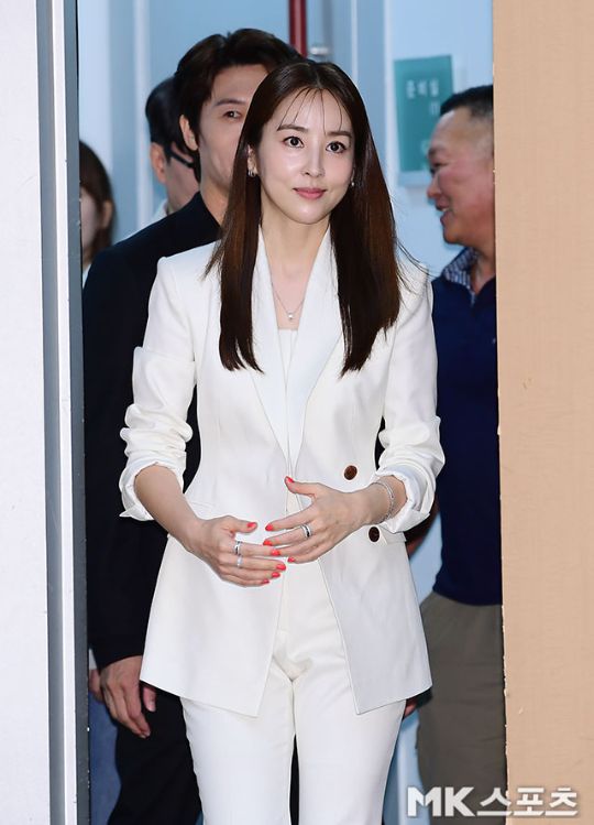 한혜진은 화이트 팬츠를 매치해 전체적으로 올 화이트 패션을 완성했다. 사진=MK스포츠 DB