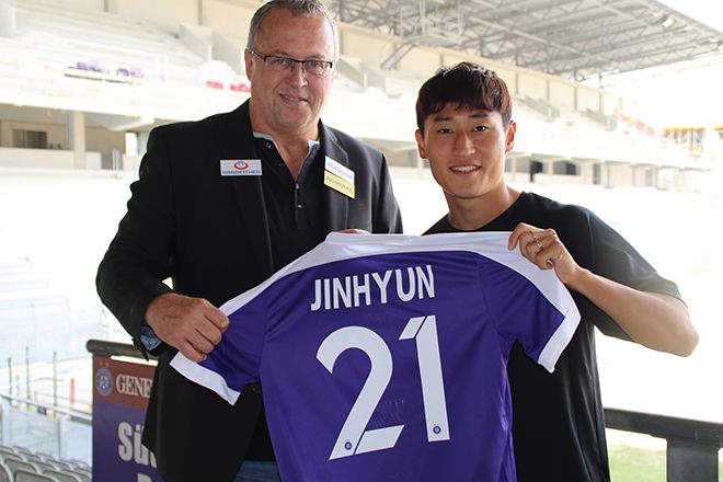 이진현(오른쪽)이 2017년 8월 오스트리아 빈 입단 기념 촬영을 하고 있다. 사진=오스트리아축구연맹