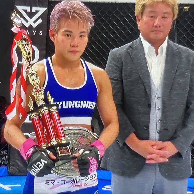 주얼스 잠정 챔피언 기념 촬영을 하는 박시우. 사진=일본 U-NEXT 방송 화면