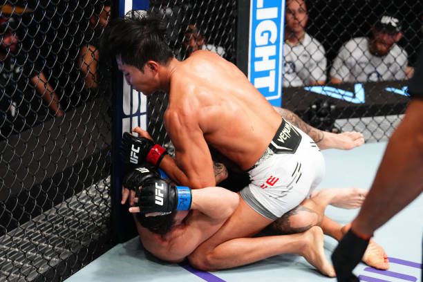 이정영이 UFC on ESPN+ 93에서 블레이크 빌더를 팔꿈치로 때리고 있다. 사진=TKO
