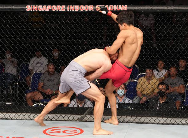 이정영(오른쪽)이 Road to UFC 시즌1 준준결승에서 넘어지고 있다. 사진=TKO