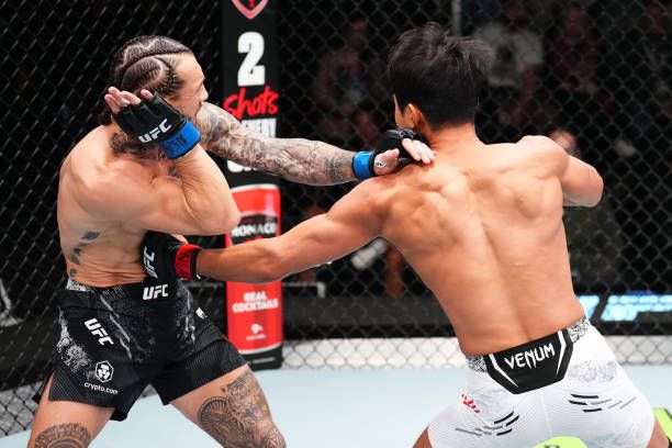이정영(오른쪽)이 UFC on ESPN+ 93에서 블레이크 빌더의 배를 주먹으로 공격하고 있다. 사진=TKO