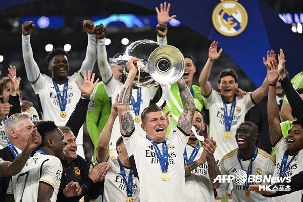 챔피언스리그 트로피를 들어올리는 토니 크로스. 사진(잉글랜드 런던)=ⓒAFPBBNews = News1