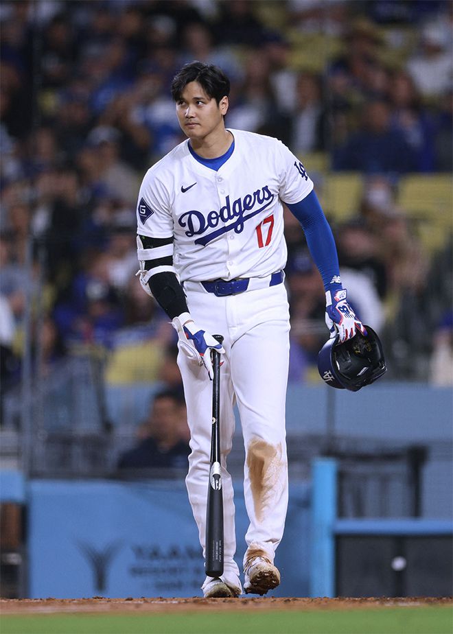 오타니 쇼헤이가 2024 미국프로야구 메이저리그 로스앤젤레스 다저스 홈경기 5회 지명타자로 콜로라도 로키스를 상대한 후 선수 대기석으로 들어가고 있다. 사진=Getty Images=연합뉴스 제공