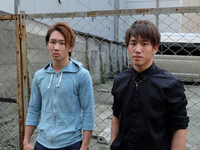 2018년 4월 아사쿠라 미쿠루(왼쪽), 가이. 동생 가이가 5월, 형 미쿠루는 8월 Rizin 데뷔전에서 승리한다.