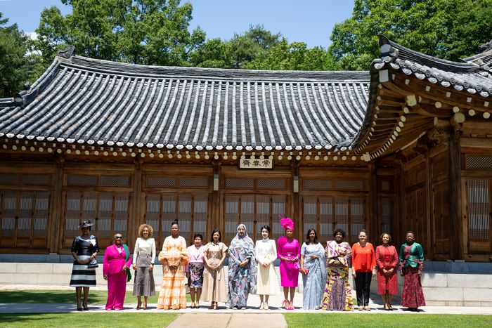 김건희 여사가 4일 서울 청와대 상춘재에서 열린 2024 한-아프리카 정상회의 배우자 오찬에서 참석자들과 기념촬영을 하고 있다. 2024.6.4 [사진 = 대통령실 제공]