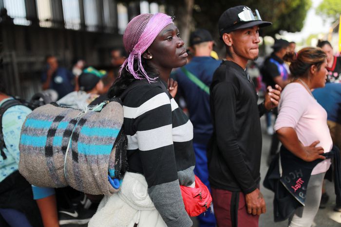 멕시코 국경에서 미국 이민을 준비하고 있는 행렬 [사진 = 로이터 연합뉴스]