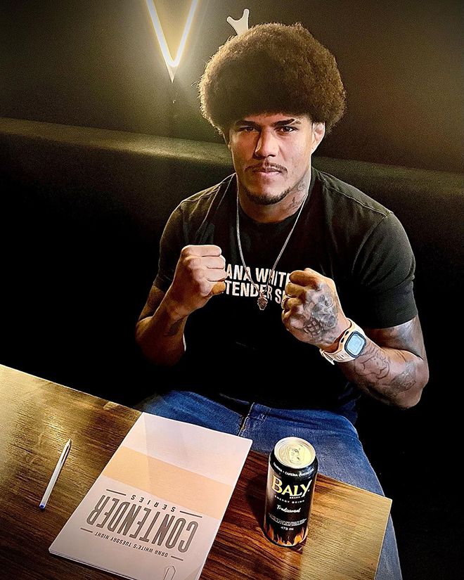 이고르 카발칸티가 ‘컨텐더 시리즈’ 시즌8 계약 서명 기념 촬영을 하고 있다. 사진=Infinity Fight Team