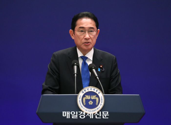 기시다 후미오 일본 총리가 지난달 27일 제9차 한일중 정상회의 공동기자회견에서 회의결과를 발표하고 있다. 이승환기자