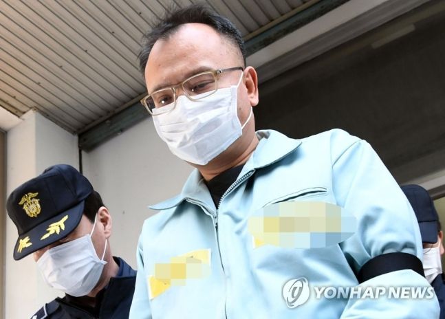 마스크로 얼굴 가린 양진호. [사진출처 = 연합뉴스]