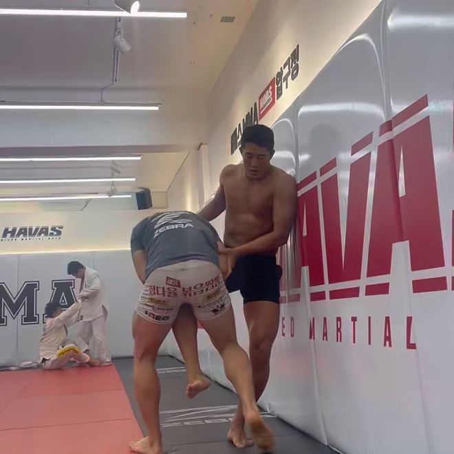 김동현이 2024년 4월 하바스 MMA 압구정 훈련에서 Road to UFC 시즌2 라이트급 4강 멤버 김상욱의 레슬링 공격을 수비하고 있다. 사진=매미킴 TV 영상 화면