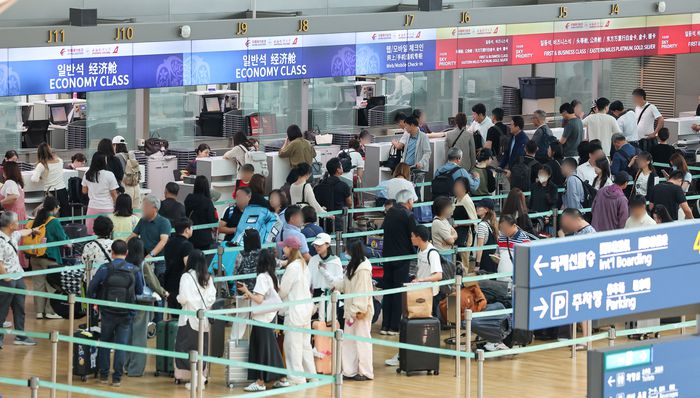 지난 5일 오전 인천국제공항 제1여객터미널 출국장이 여행객 등으로 붐비고 있다. <자료 = 연합뉴스>