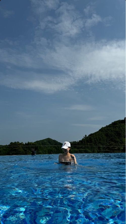 이번에 공개된 사진에서 손연재는 캐주얼하면서도 세련된, 스포티한 우아함이 돋보이는 패션을 선보였다. 사진=손연재 SNS