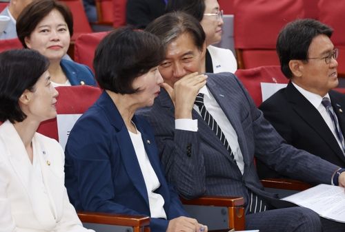 조국 조국혁신당 대표와 추미애 더불어민주당 의원이 12일 국회에서 열린 ‘대한민국 검찰제도 전면 개혁 입법 토론회’에서 대화를 나누고 있다. [연합뉴스]