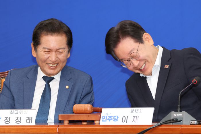 이재명 더불어민주당 대표와 법제사법위원장인 정청래 최고위원이 지난 12일 오전 서울 여의도 국회에서 열린 최고위원회의에서 대화를 나누며 활짝 웃고 있다. [사진 출처 = 연합뉴스]