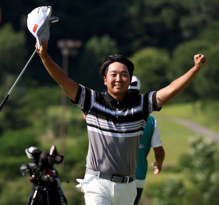 오기소 타카시가 16일 하나은행 인비테이셔널 정상에 오른 뒤 양팔을 번쩍 들며 기뻐하고 있다. KPGA