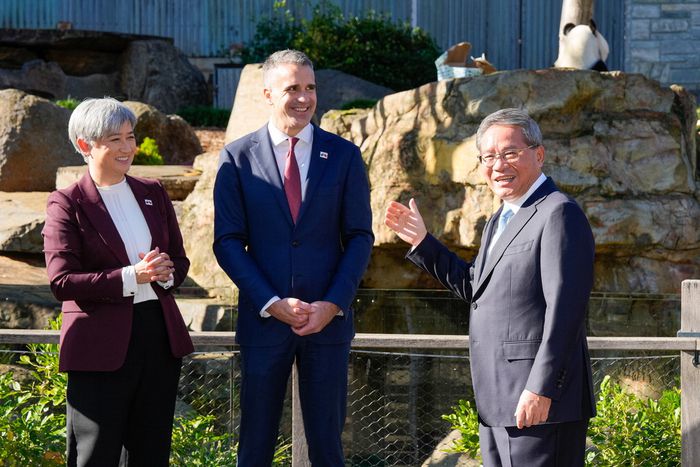 16일(현지시간) 호주 애들레이드 동물원 판다 사육장 앞에서 리창 총리(오른쪽)가 페니 웡 호주 외무장관(왼쪽), 피터 말리노스카스 남호주 주총리와 이야기를 나누고 있다. [EPA=연합뉴스]