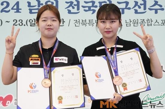 시상식에서 포즈를 취하고 있는 공동3위 이유나(왼쪽)와 박세정.