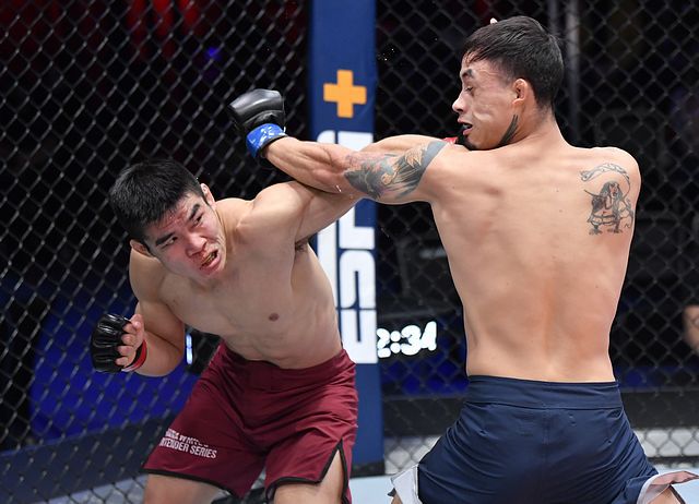 샤오룽(왼쪽)이 UFC 데이나 화이트 회장 선발대회 Contender Series 시즌5 9주차 대회에서 공격을 피하며 반격하고 있다. 사진=TKO