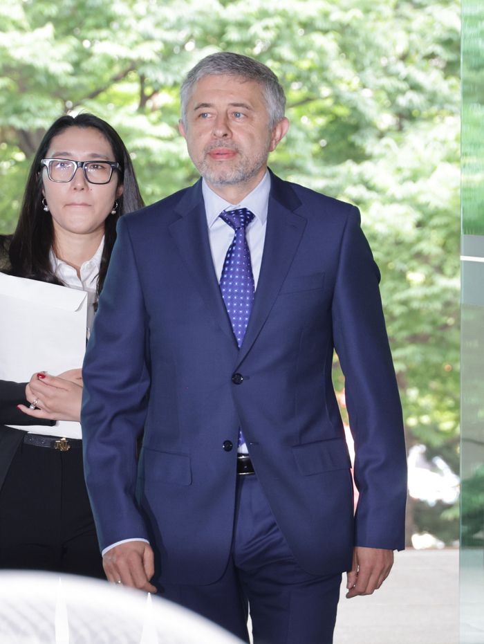 정부가 북한과 러시아 간 군사동맹에 준하는 협력을 골자로 하는 ‘포괄적인 전략적 동반자 관계에 관한 조약’을 체결한 데 대한 항의의 표시로 주한 러시아대사를 초치했다. 21일 게오르기 지노비예프 대사가 외교부 청사로 들어서고 있다. [이승환 기자]