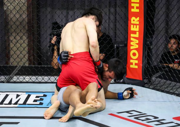 이창호(위)가 Road to UFC 시즌2 밴텀급 토너먼트 준준결승 그라운드 공방에서 상대를 깔아뭉개며 파운딩을 치고 있다. 사진=TKO