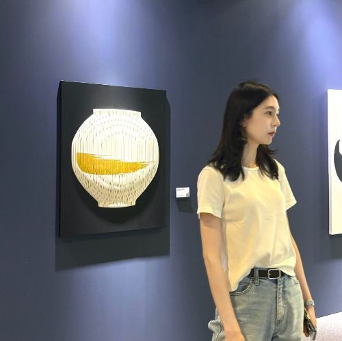 백진희가 미술 전시회를 관람하며 조각품 같은 자태를 뽐냈다.사진=백진희 SNS