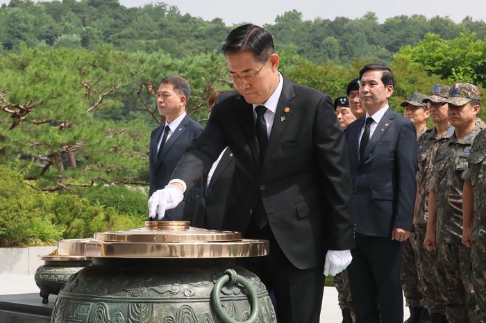 신원식 국방부 장관이 24일 서울 동작구 국립서울현충원에서 열리는 무명용사 봉안관 준공 및 유해 봉안식에 앞서 현충탑에 분향하고 있다. [사진 = 연합뉴스]