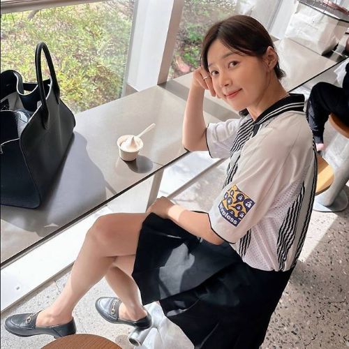 한지혜는 블랙 미니스커트를 매치해 깔끔하고 우아한 느낌을 강조했다. 사진=한지혜SNS