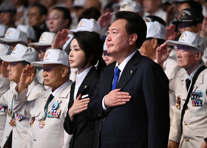 윤석열 대통령과 김건희 여사가 25일 오전 대구 엑스코에서 열린 6·25전쟁 74주년 기념식에 참석해 국기에 대한 경례를 하고 있다. [이승환 기자]