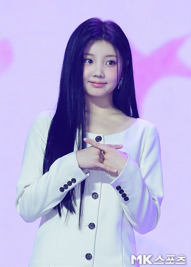 그룹 아일릿 원희가 발목 부상의 여파로 움직임을 최소화 한다.  / 사진 = 김영구 기자