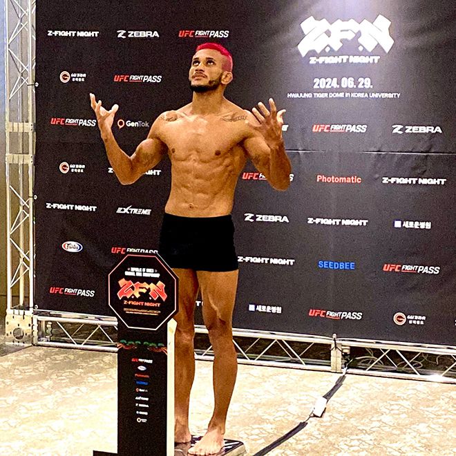 헤이나우두 익송이 ZFN 메인이벤트 참가를 위한 몸무게를 맞춘 후 신에게 감사해하고 있다.