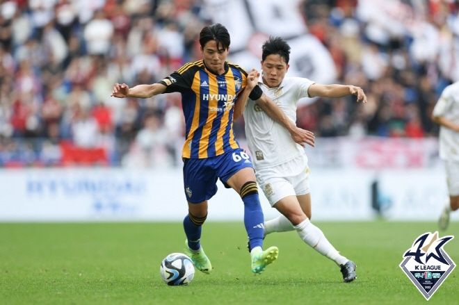 울산 HD FC 설영우(사진 왼쪽). 사진=한국프로축구연맹 제공