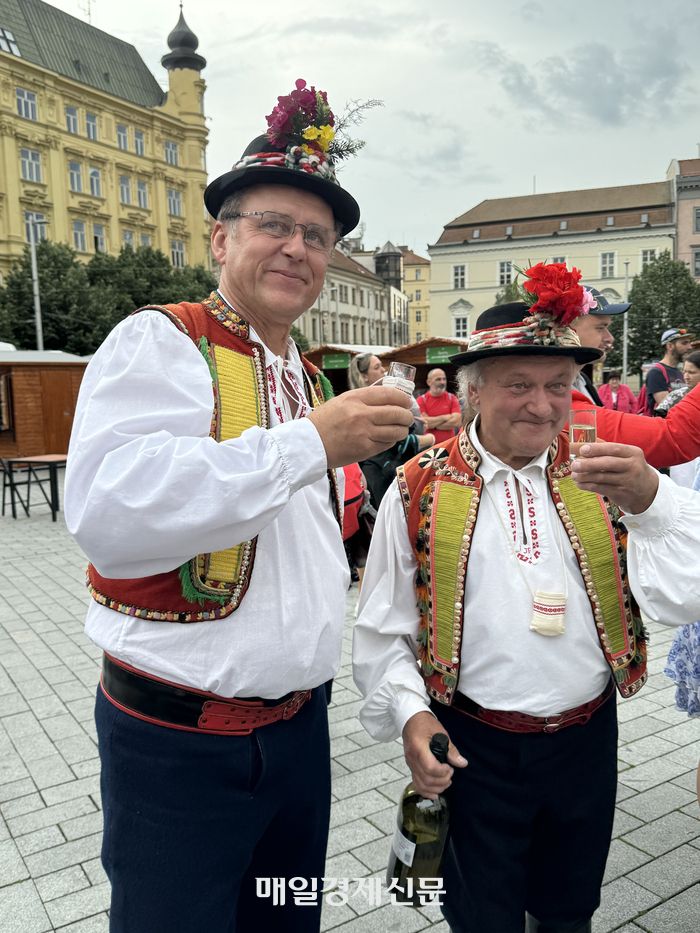 자유광장에서 만난 브르노 주민 / 사진=홍지연 여행+ 기자
