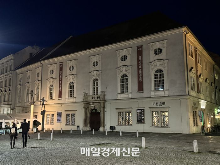 레두타 극장과 모차르트 동상 / 사진=홍지연 여행+ 기자